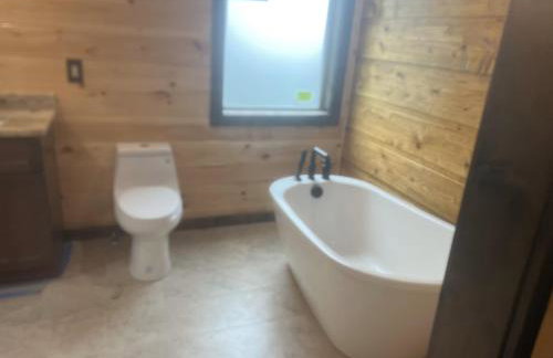 Luxe Cabin with Game Room, Hot Tub & Firepit - Foto 3