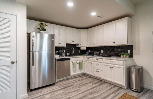 Stylish Luxury Suite: Hot Tub, Mini Golf, MT-Views - Apartment - Foto 11