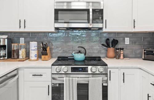 Urban Flamingo Retreat Modern Meets Tropical in this Beautiful, Updated Pet Friendly 3BD Pool Home with Outdoor Living Space - Foto 17