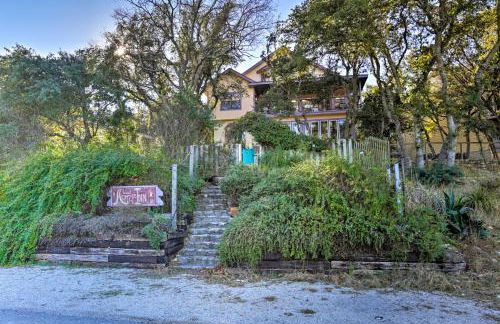 Exotic Home with Patio and Grill Walk to Canyon Lake! - Foto 1