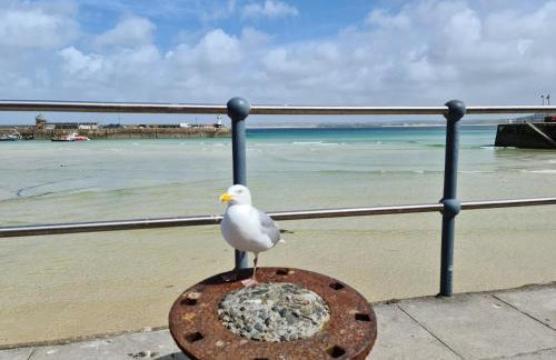 Central Penzance, Modern stylish home, Near Seafront with Gated parking - Photo 9