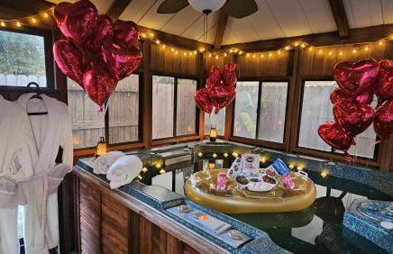 Maple House Romantic Getaway WHot Tub Near IAH - Foto 1
