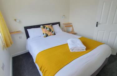 2 BR Beach Woods chalet with parking, 5 mins to beach - Foto 17