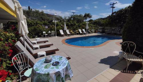 Ioli Luxury Suite - Photo 3, sunbed