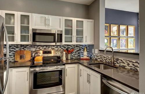 DT Designer's 2BR Condo Parking Tub Pool - 99 walk score - Foto 7