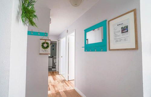 Tranquil 2BR downtown condo, Parking, King bed - Foto 23