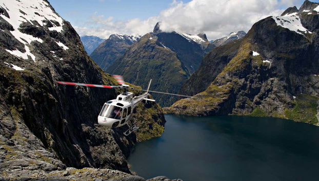 Helicóptero sobrevoando o Lago Quill