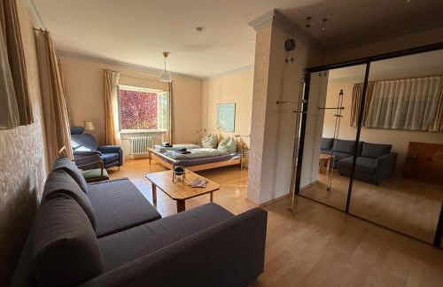 Lautertal Panorama-Suite - Kingsize-Bett & Badewanne & Dusche - Raucherbereich vor überdachten Terrasse - Rosengarten - Parkplätze 15m entfernt- Naturschutzgebiet vor Haustüre - sehr ruhige Gegend - Self-Checkin - 45qm2 - Foto 4