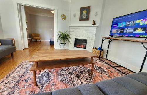 Cozy Vintage Bungalow @Mills50 District - Photo 4