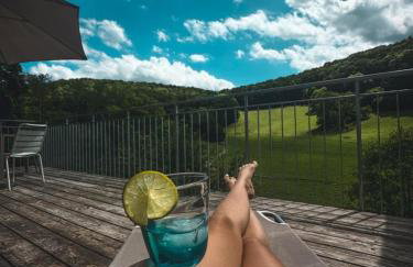 Freistehendes Ferienhaus mit Kamin, Sauna, atemberaubenden Blick ins Tal, mehrere Terrassen, 1500qm Grundstück 1,6m hoch eingezäunt - Foto 2