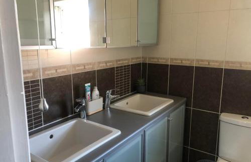 Well presented 3 Bed House- 9 Guests - Great for Leisure stays or Contractors -NG8 postcode - Foto 15