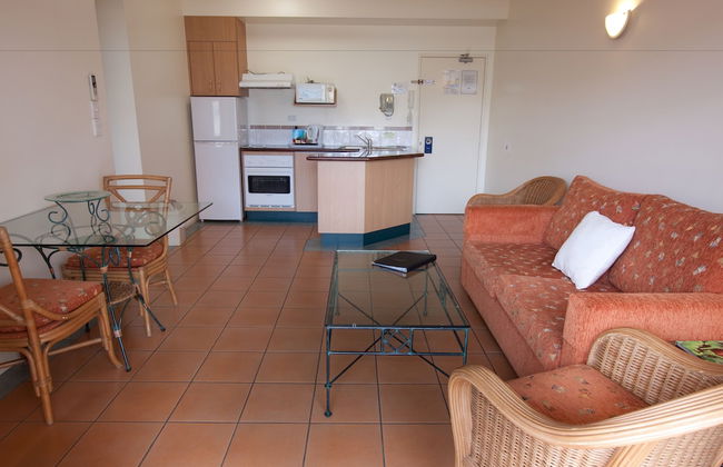 Mid City Luxury Suites - Photo 12