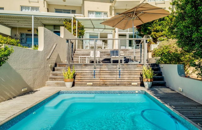 Compact Camps Bay Holiday Apartment With Private Pool Sea Escape - Foto 1