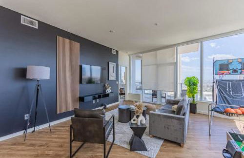 Elegant 28th Floor High Rise, Gym, Parking, Pool, Golf - Photo 1