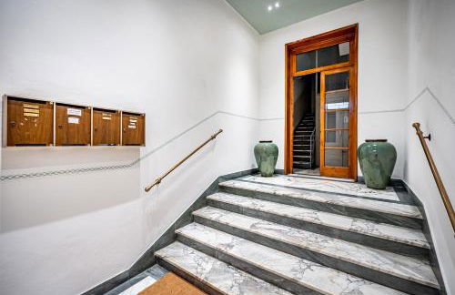 YD Bright 2-Bedroom Retreat with Elevator - Photo 6