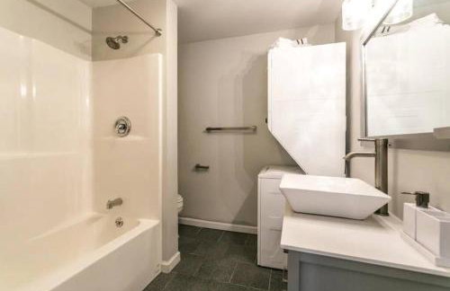 Luxurious 5 BR Home in the Heart of Sylvan Beach - Foto 31