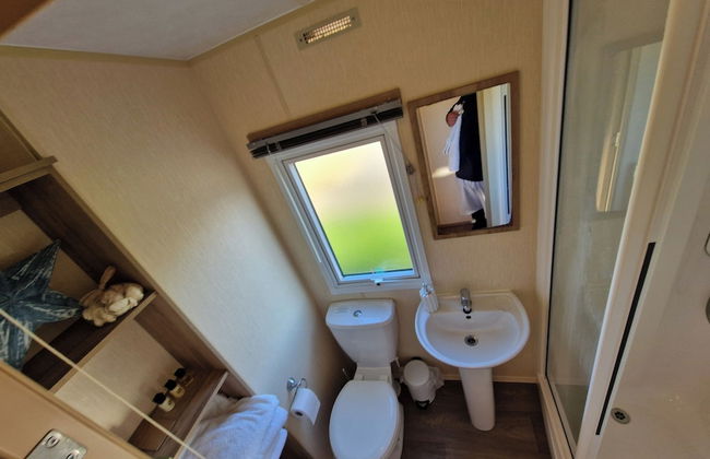 Serene Chalet Retreat in Chichester - Photo 10