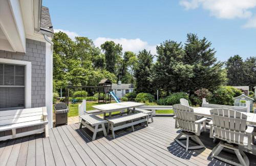 Stay 1 Block from Ocean at 7-Bed Retreat with Yard, Deck and Game Room, Host Up to 22 Across 16 Beds, Gas Fireplace, Gas Grill, Ample Parking, Walk to Menauhant Beach, Perfect for Family Getaway, 24 Hr Hospitality - Foto 21