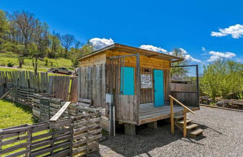 Creekside A-Frame Retreat with Treehouse Views, Hammock Lounge & Indoor-Outdoor Shower in New Port, Tennessee - Foto 12
