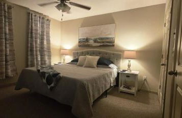 Old Fort Loft King & Queen suites nearest accomodation to Marshals Museum power your EV for free! - Foto 27