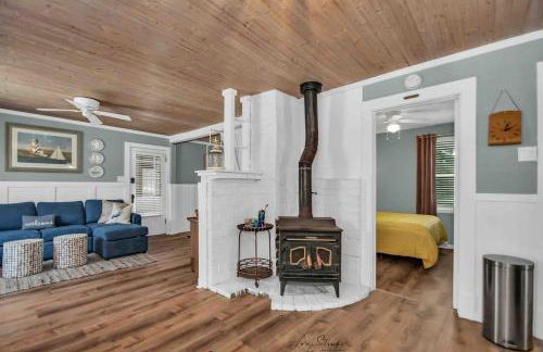 Beachglass Cottage - Family Friendly Kids and Pets - Photo 1