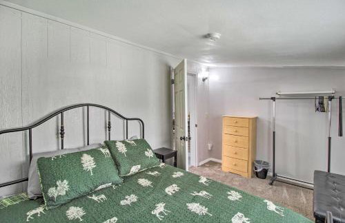 2 Mi to Rainbow Lake Woodsy Retreat with Deck! - Foto 12