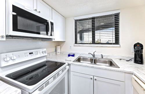 Ocean View with a beachfront pool at Ocean Trillium Condo ~ 304 - Foto 14