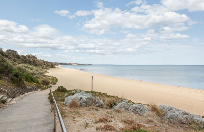 The Jetty Beach Apartment by Ready Set Host - Foto 40