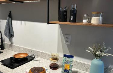 Studio Premium - Perto de Tudo - Vista Livre - Estacionamento privativo e Portaria 24h - Wi-Fi 600mbps - Foto 29