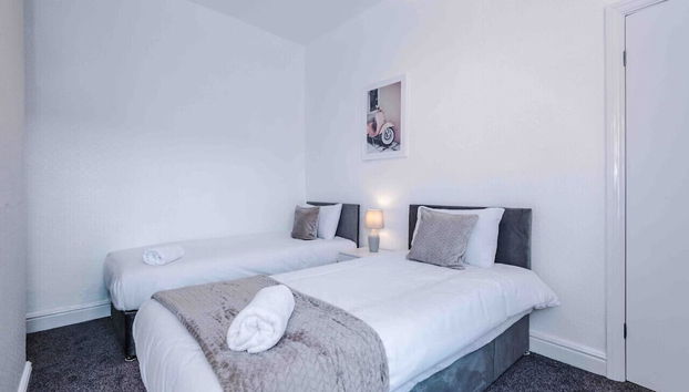 Comfy Four Bedroom House with parking - Foto 3, Habitación