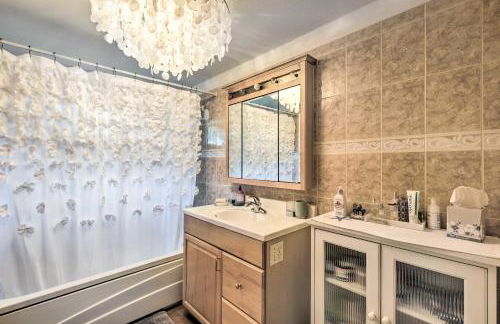 Cute East Hampton Cottage with Patio - Walk to Beach - Foto 13