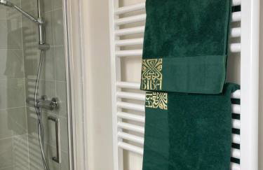 House-Sleeps 8-Parking-Garden - Photo 9