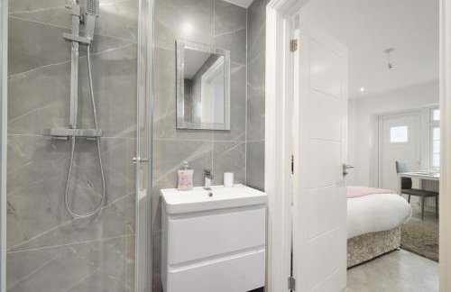 Uxbridge Studio – Private Driveway Parking - Foto 7