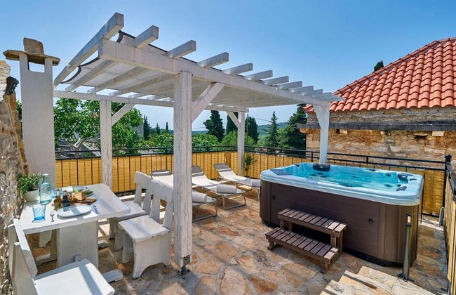 Elegant Stone House With Jacuzzi, Terrace, and Private Yard in Solta - Foto 14
