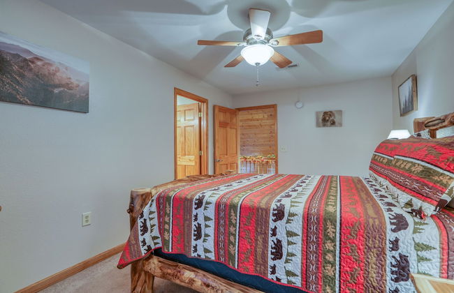 Smoky Mountain Getaway 3 Bedroom Cabin by RedAwning - Photo 4