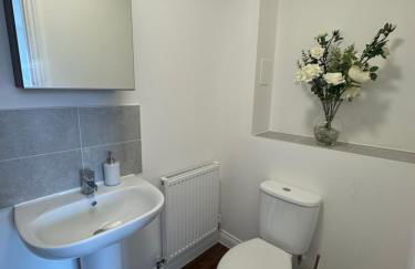 Modern & Spacious 3-Bedroom Home in Dartford, Ideal for Families, Groups and Contractors - Photo 14