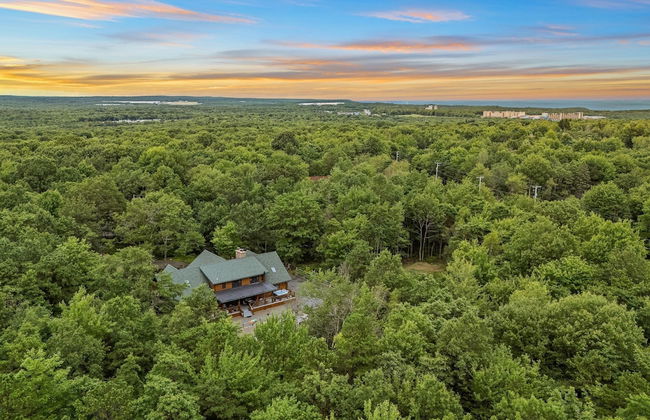 The Bigwood Cabin by Avantstay Hot Tub Firepit Pool Table Private Yard - Photo 80