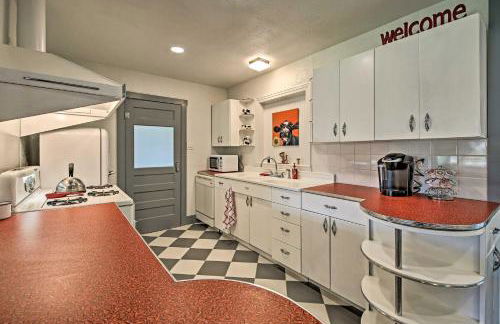 Remodeled Retro Home with Deck, Walk to Main Street! - Foto 9