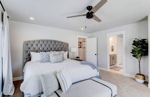 Midway to Heaven! BRAND NEW 5 bed 4.5 bath, HOTTUB - Photo 13