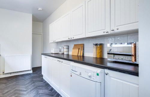 Solace Nights - Large Modern House - 4 Bedrooms - Near M6 & Spaghetti Junction - Fast WiFi - Netflix - Photo 12