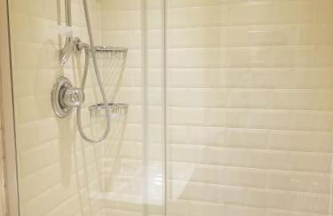 London Luxury Apartment 4 Bedroom Sleeps 12 people with 4 Bathrooms 1 Min walk from Station - Foto 32