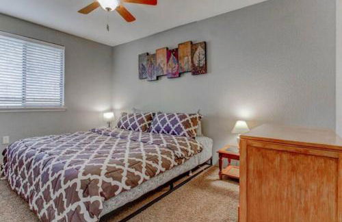 Luxe on Penn Family Friendly, Toddler amenities, baby proof with baby gate, toys, bath toys, cups and plates, Separate Workstation with Desk and Monitor, located in desirable SE Boise next to the Greenbelt and Boise River - Foto 22