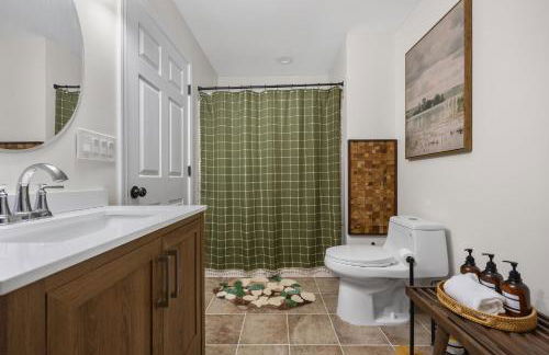 Lakefront Retreat, Mins to Dtown, Firepit, Hot Tub, Pet friendly! - Foto 49