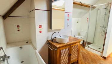 Logement 4 pers - Cœur de ville - calme - boîte à clé arrivée autonome à partir de 16h00 départ 11h00 - Foto 4, towels, Shower