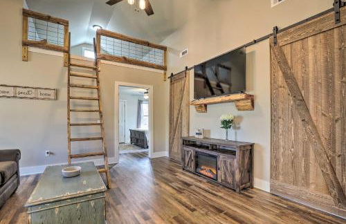 Creek-View Getaway with Deck, Yard, and Fire Pit! - Foto 7