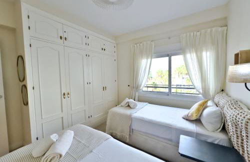 Boho Chic Apt, Frontline Sea & Paseo Views - Photo 10