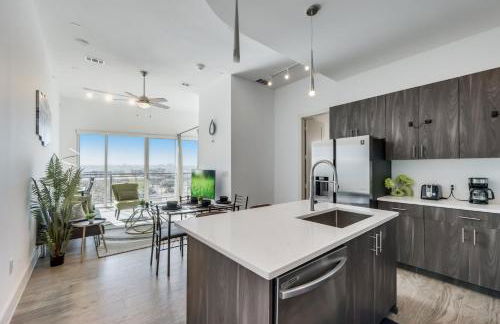 Snappy loft style 2BR I Gym I Parking I Workspace - Photo 8