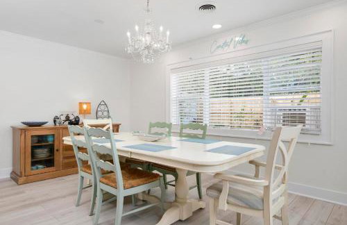 Coastal Vibes! Tropical heated pool home short drive to the beach - Foto 21