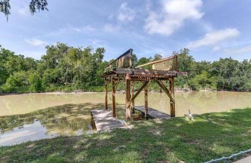 The San Bernard River waterfront provides private access to a spa, boat ramp, and jet skiing - Photo 24