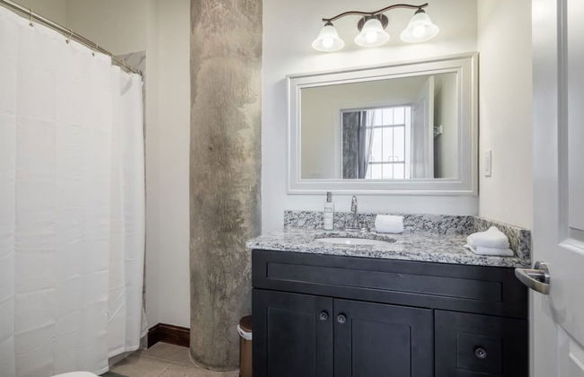 Sosuite 2BR Penthouse w W D Gym On-site Bar - Photo 18